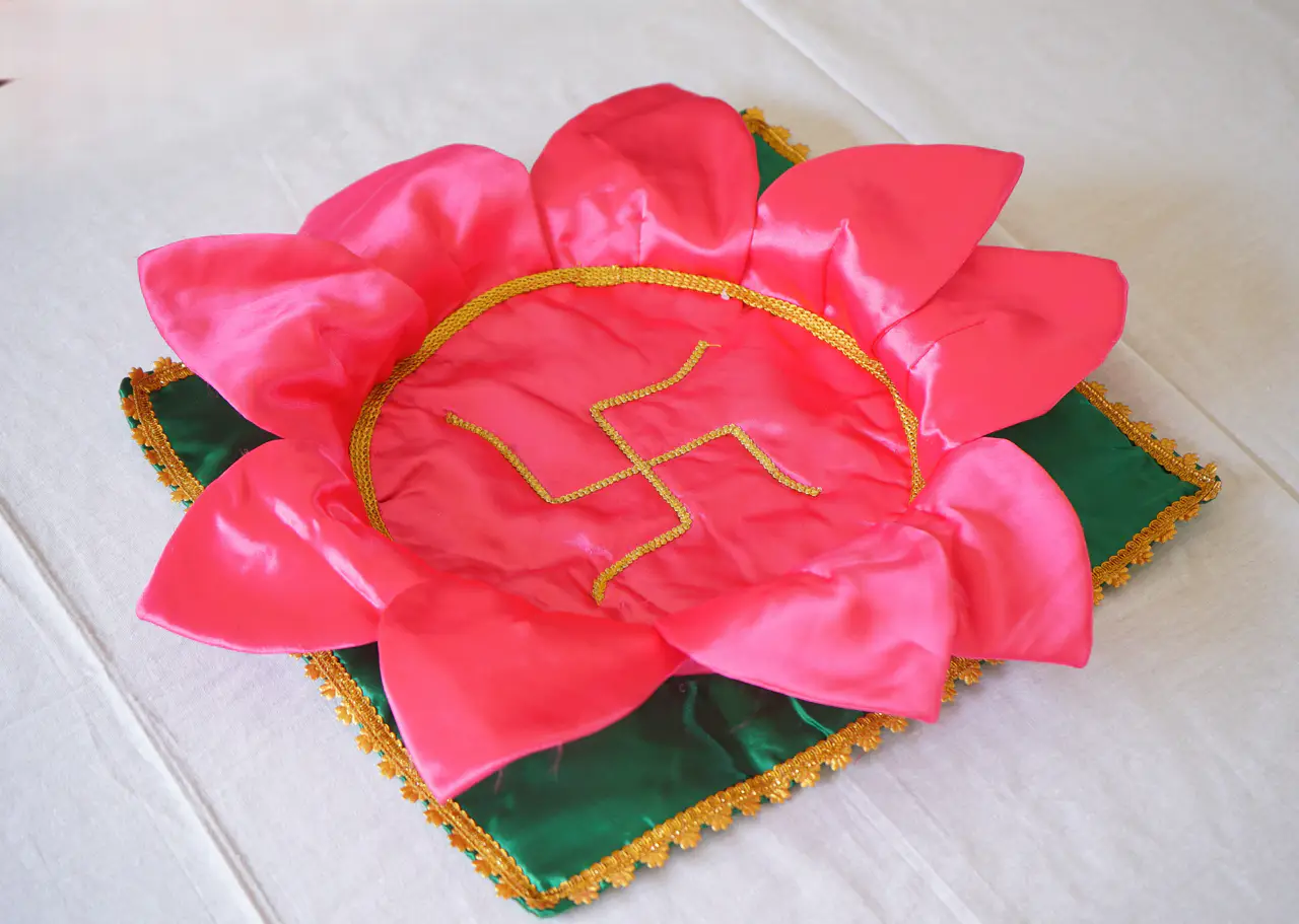 Handcrafted Paithani Kamal Aasan thumbnail 2