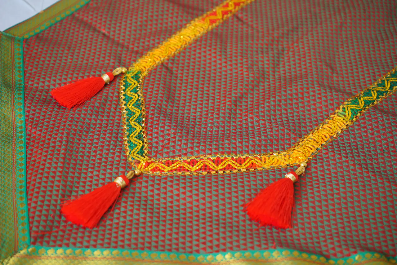 Handcrafted Paithani Brown Green Backdrop thumbnail 3