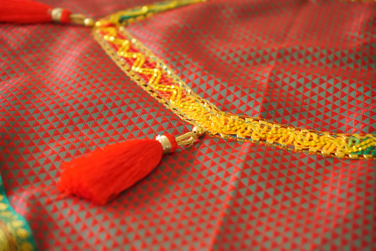 Handcrafted Paithani Brown Green Backdrop thumbnail 4