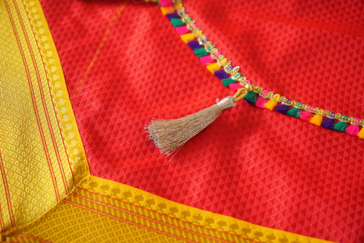 Handcrafted Paithani Red Thick Border Backdrop thumbnail 3